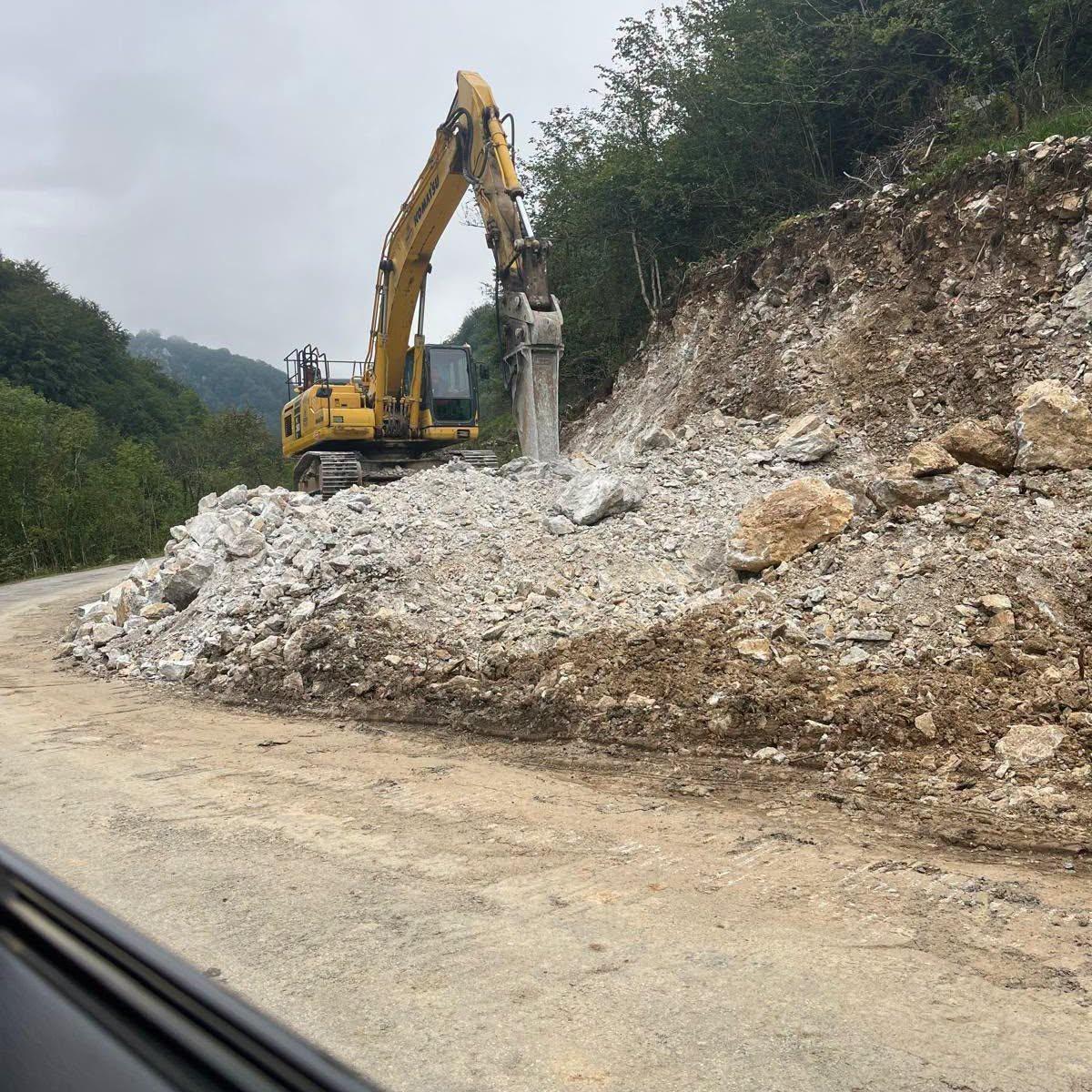 Obras en la carretera que une Caso con Infiesto.
