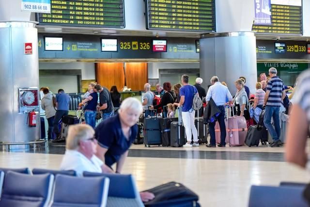 Llegada y salida de turistas en el aeropuerto