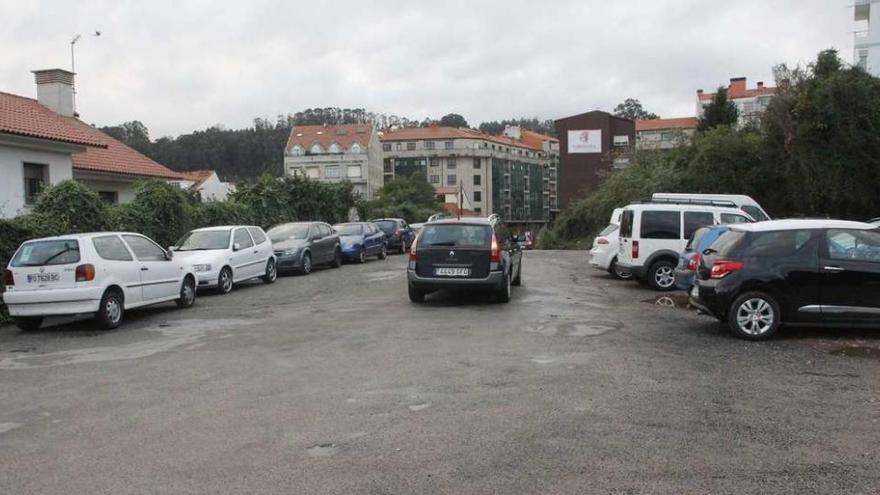 Una parte del ámbito de la unidad de actuación 5 ya se utiliza actualmente como estacionamiento de vehículos. // Santos Álvarez