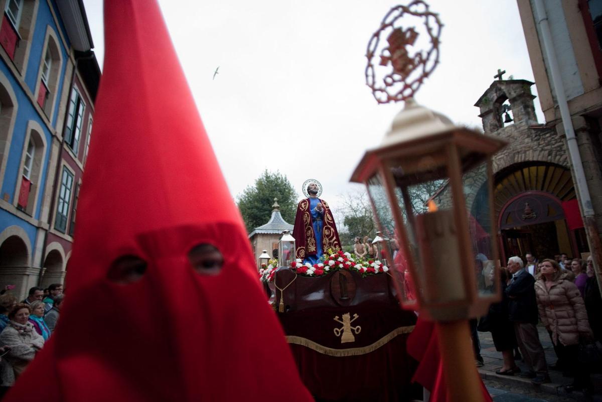Salida de la procesión de San Pedro, a la derecha, la capilla del Santísimo Cristo y su espadaña.