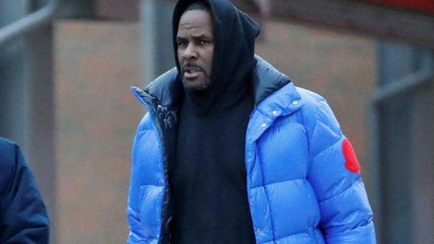 R. Kelly se declara no culpable de abusos sexuales, paga la fianza y deja la prisión