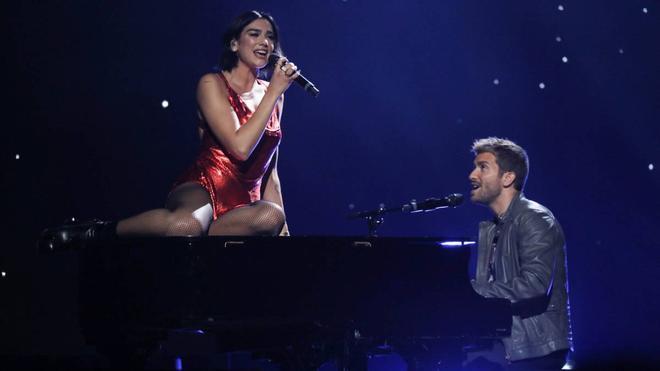 Dua Lipa y Pablo Alborán interpretando 'Homesick'