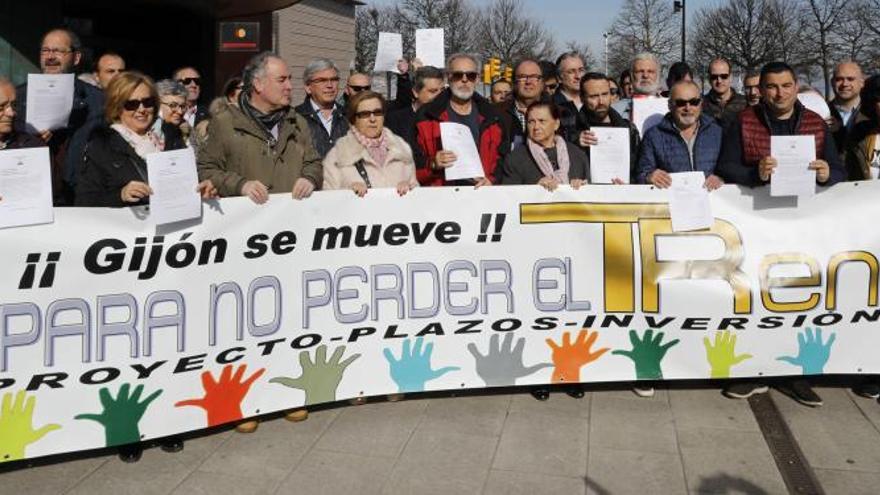 Gijón da la cara por el plan de vías