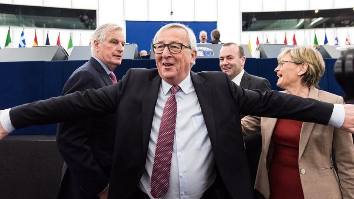 El presidente de la Comisión Europea, Jean-Claude Juncker, bromea en el Parlamento Europeo en Estrasburgo, este 17 de enero del 2018.