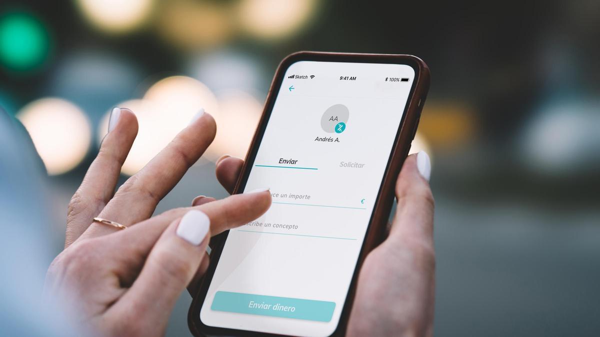 Una usuaria utiliza la plataforma de pago Bizum