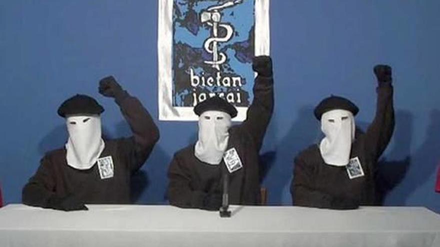 Membres de la banda terrorista ETA durant la lectura d&#039;un comunicat.