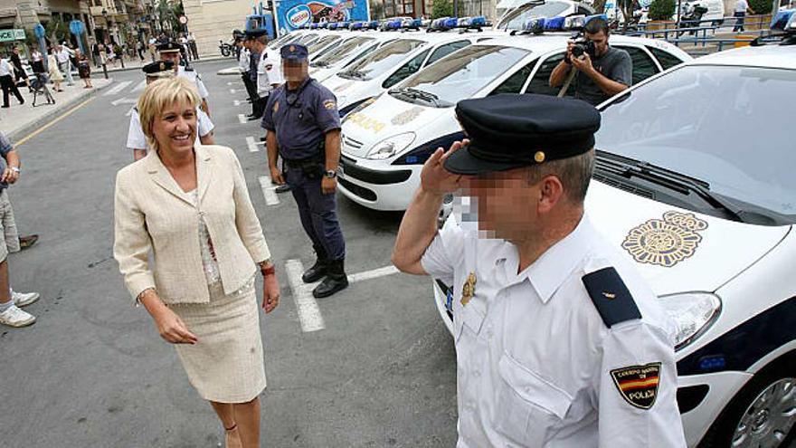 La subdelegada del Gobierno en una presentación de coches patrulla en 2007.