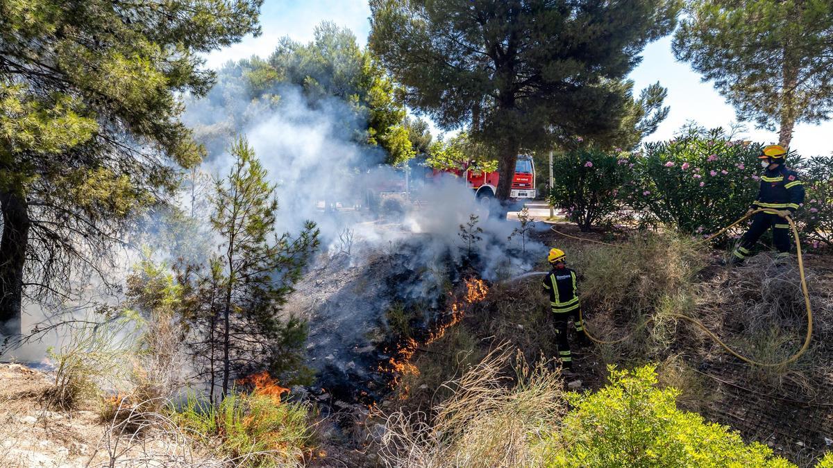 Incendio en Finestrat junto a la urbanización Sierra Cortina y el vial a Terra Mítica