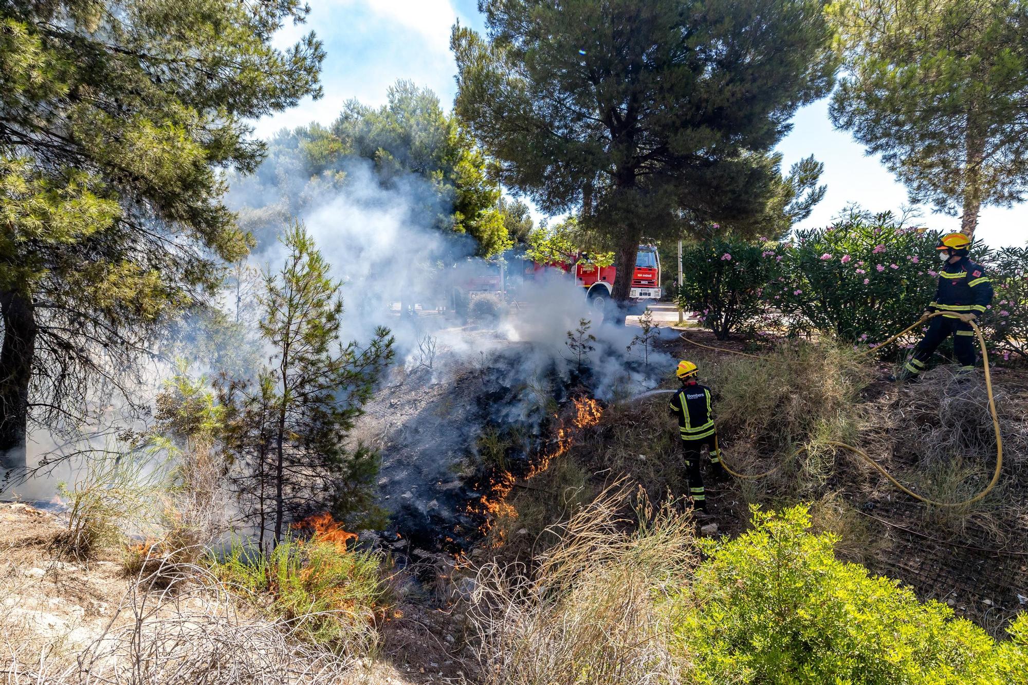 Incendio en Finestrat junto a la urbanización Sierra Cortina y el vial a Terra Mítica