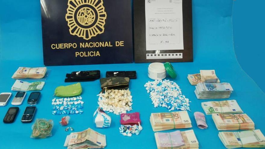 En la operación se incautó droga, dinero y útiles para el narcotráfico.