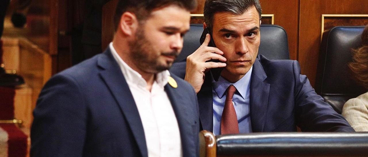 Pedro Sánchez mira al diputado de esquerra republicana gabriel rufián en una sesión del congreso. | europa press