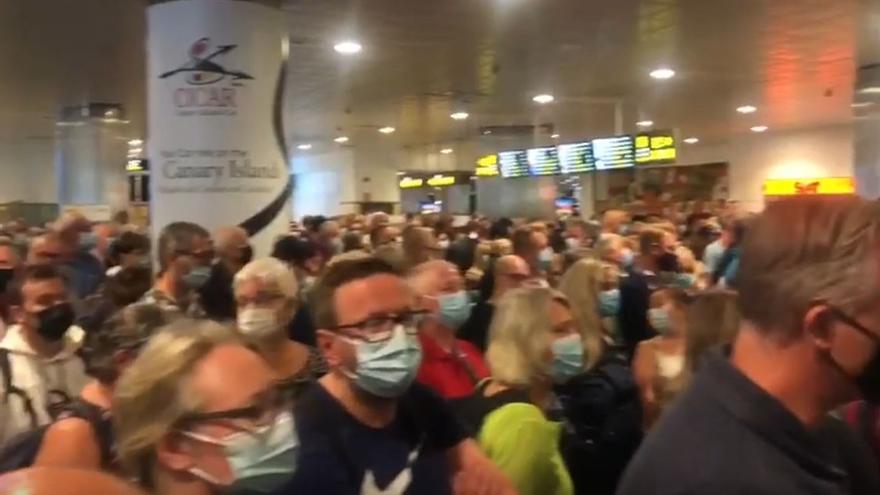 Los turistas abarrotan la sala de recogida de equipajes del aeropuerto de Gran Canaria.