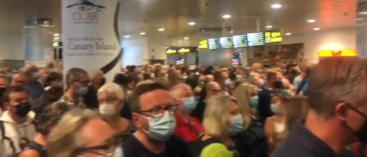 Los turistas colapsan el aeropuerto de Gran Canaria