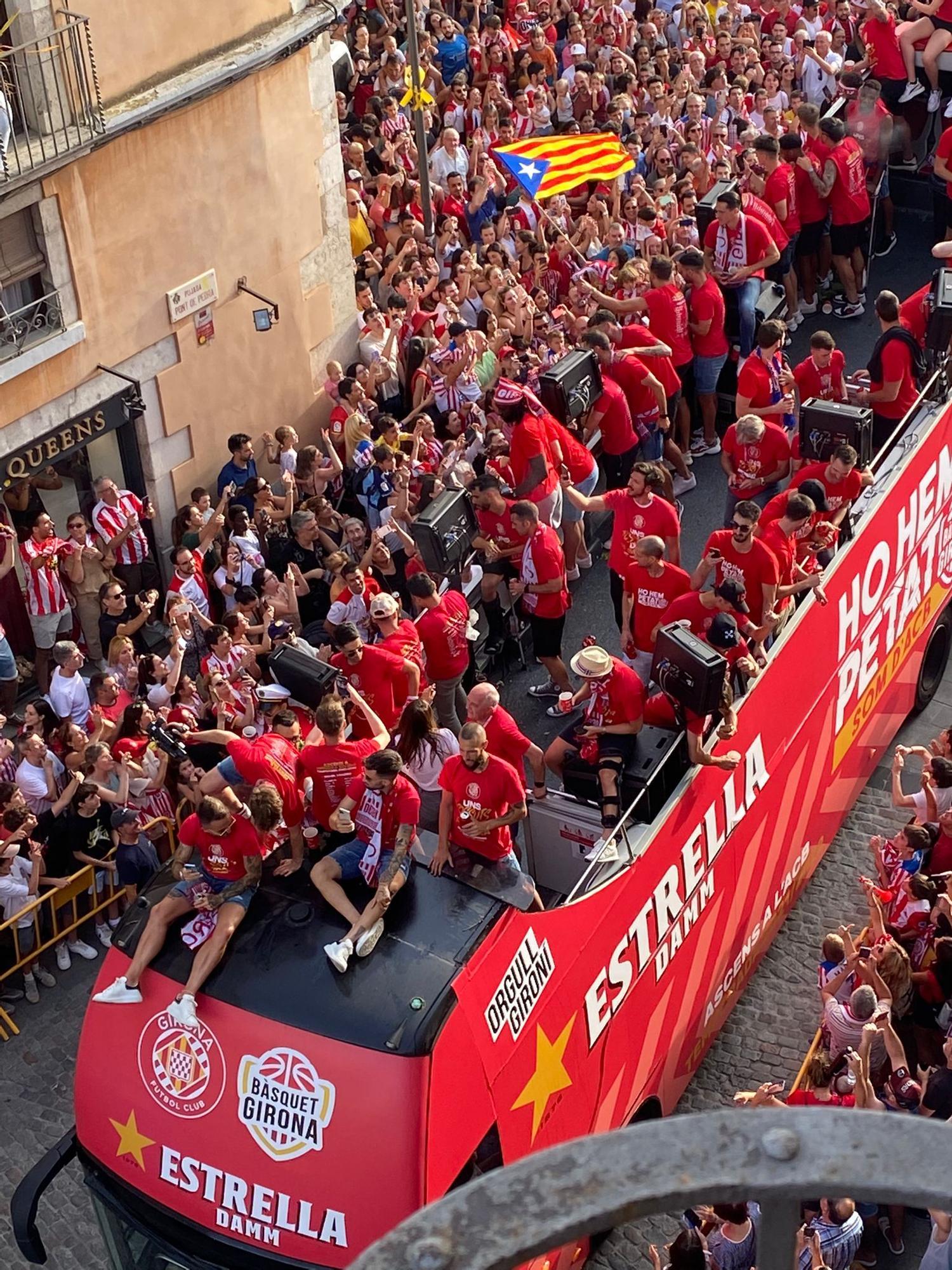 Les millors imatges de la rua de celebració del Girona i el Bàsquet Girona