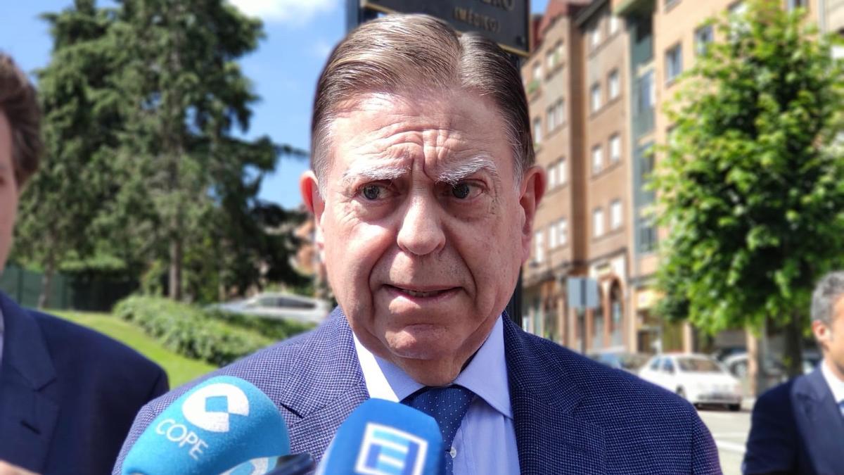El alcalde de Oviedo, Alfredo Canteli, atiende a los medios, a 28 de junio de 2022.