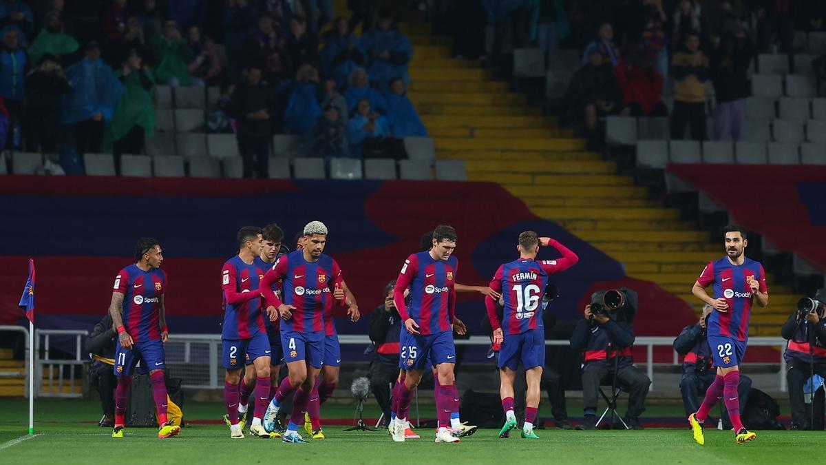 Los jugadores del Barcelona celebran el gol de Fermín contra el Valencia
