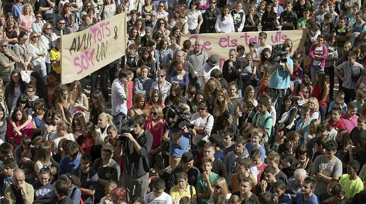 Prop de 2.500 persones guarden un minut de silenci per la menor assassinada a Tàrrega.