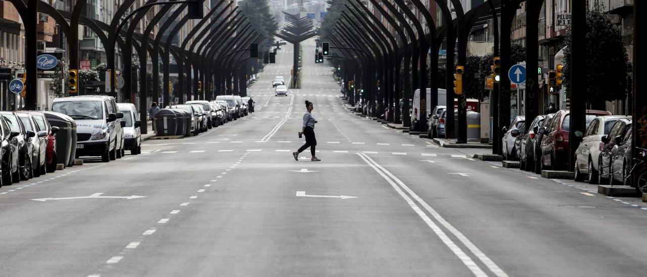 Coches aparcados en  la avenida de la Constitución. | Julián Rus