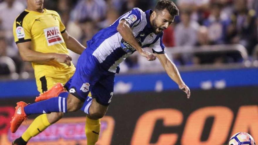 Bruno Gama cae derribado en la jornada inaugural frente al Eibar.