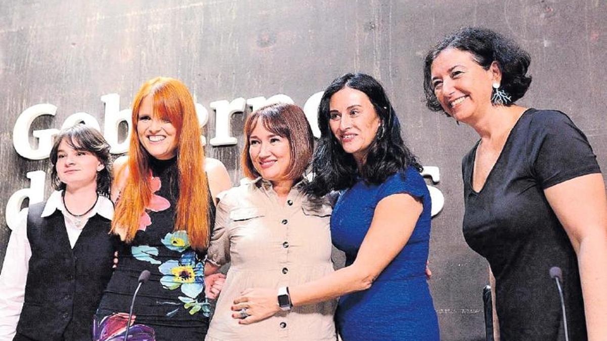 Foto de familia con las escritoras que forman parte del colectivo Generación i. Las cinco publican en EL DÍA.