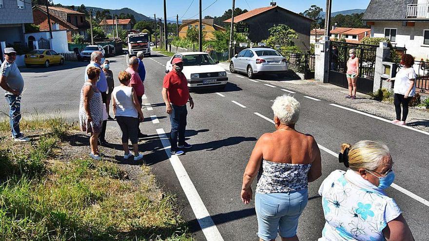 Vecinos de Vilar de Infesta en el tramo de la Estrada do Galleiro que se pretende reformar.