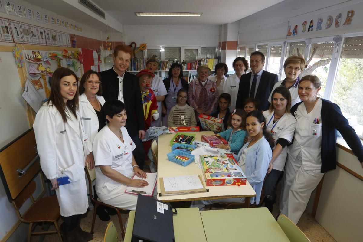 Yunke y Mel i Xispa llevan regalos y alegría a los niños del Hospital General