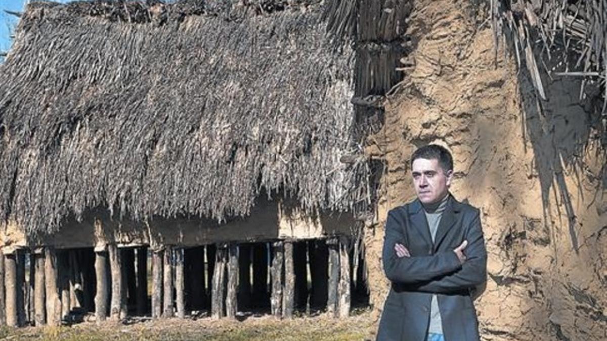 Martí Gironell en el poblado neolítico de La Draga, en Banyoles, donde se desarrolla buena parte de 'El primer heroi'.