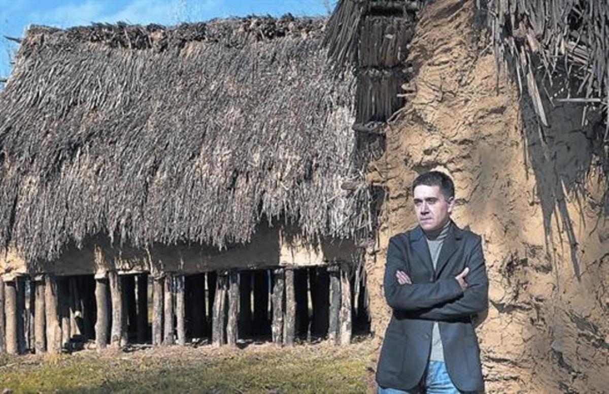 Martí Gironell al poblat neolític de la Draga, a Banyoles, on es desenvolupa bona part d’’El primer heroi’. Martí Gironell al poblat neolític de la Draga, a Banyoles, on es desenvolupa bona part d’’El primer heroi’.