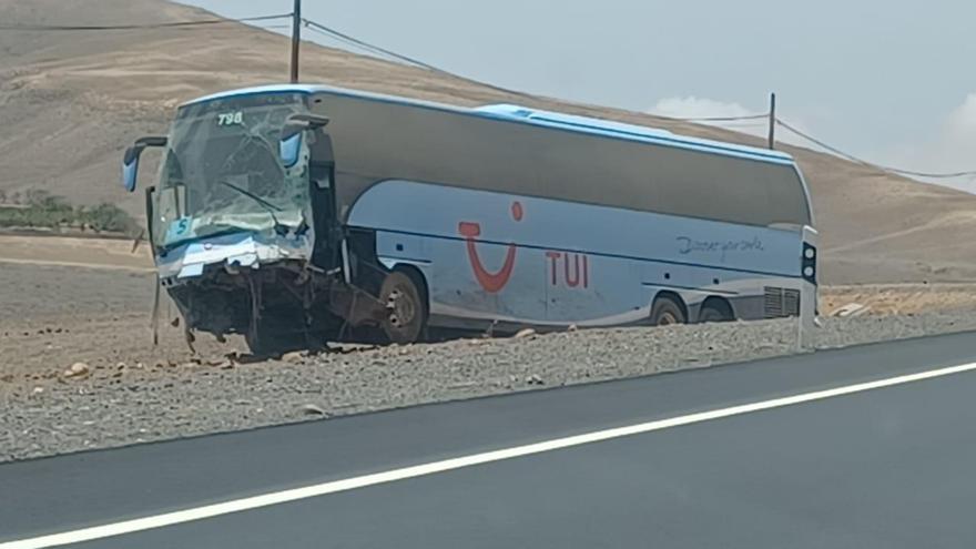 Un muerto al colisionar una furgoneta y una guagua en Fuerteventura
