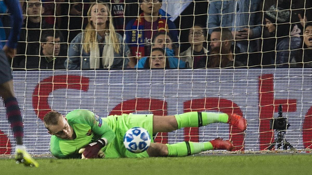 Cillessen atrapa un disparo de Son, el jugador dl Tottenham, en el Camp Nou.