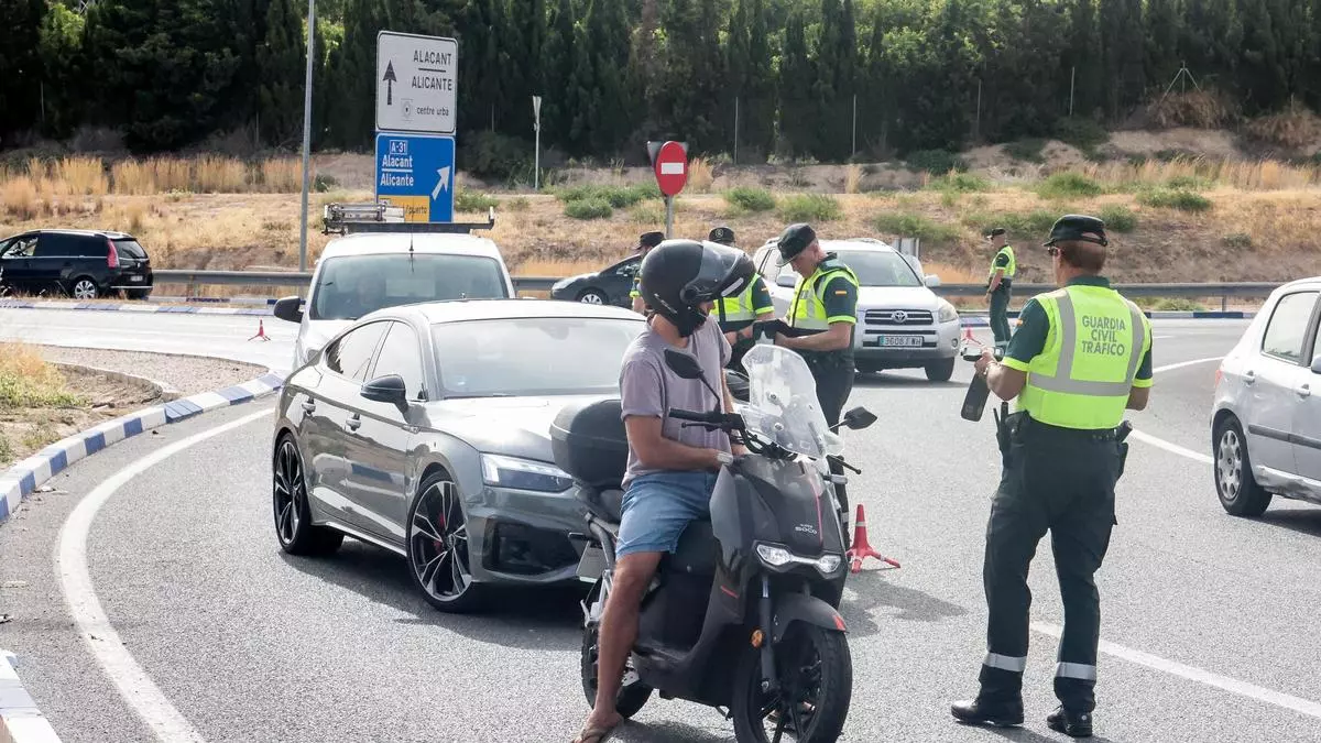 La Dirección General de Tráfico (DGT) inicia este lunes una campaña especial de vigilancia y control del consumo de alcohol y drogas al volante