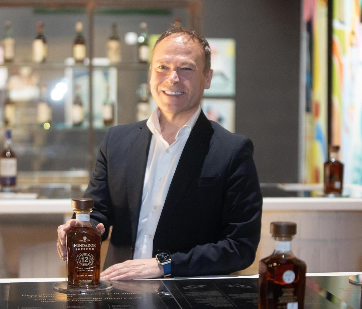 Ángel Piña, director general de Grupo Emperador International Brands, con una botella de Fundador.