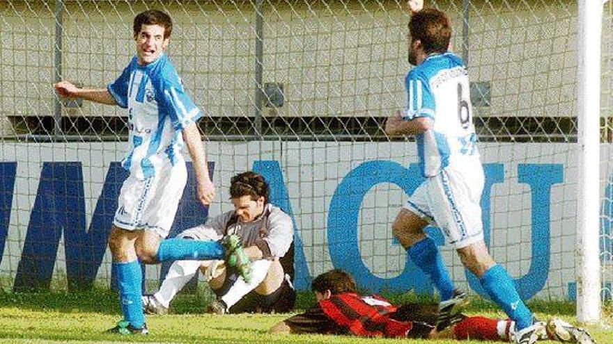 Mario y Álvaro celebran el gol de la victoria ante la desesperación de Iván Parada y Antonio. / Bernabé/Javier Lalín