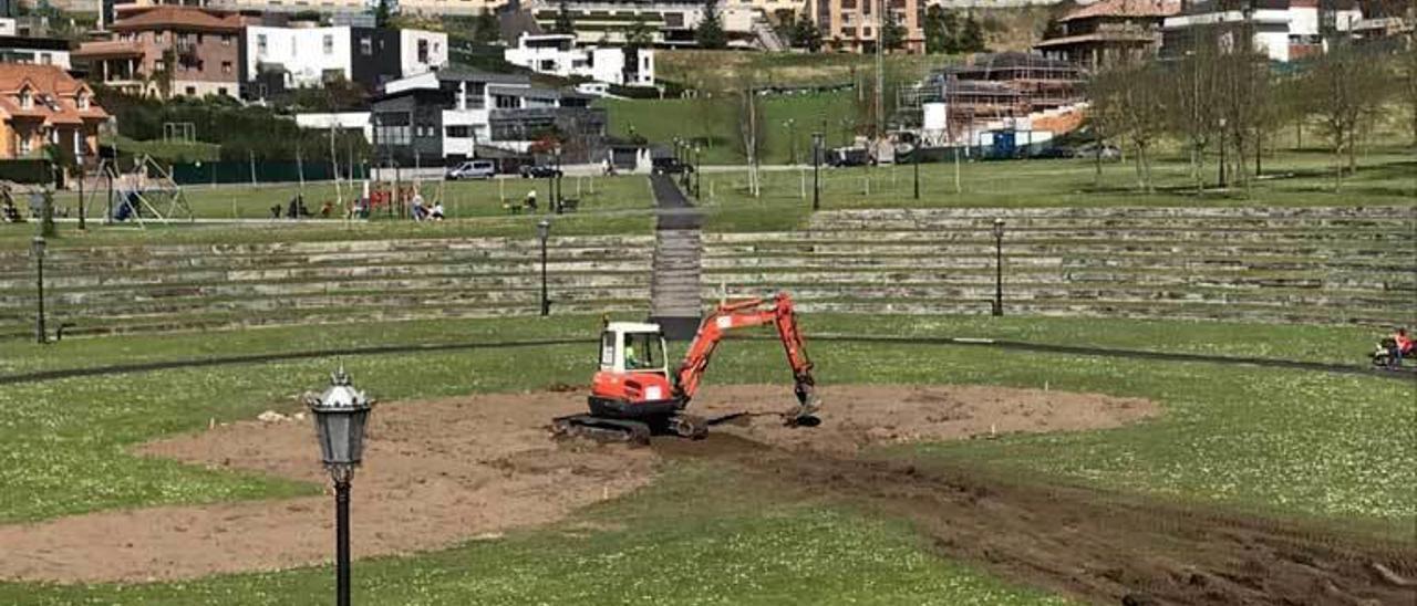 Una de las máquinas en la zona en la que estaba ubicado el &quot;estanque&quot; que ha sido retirado.