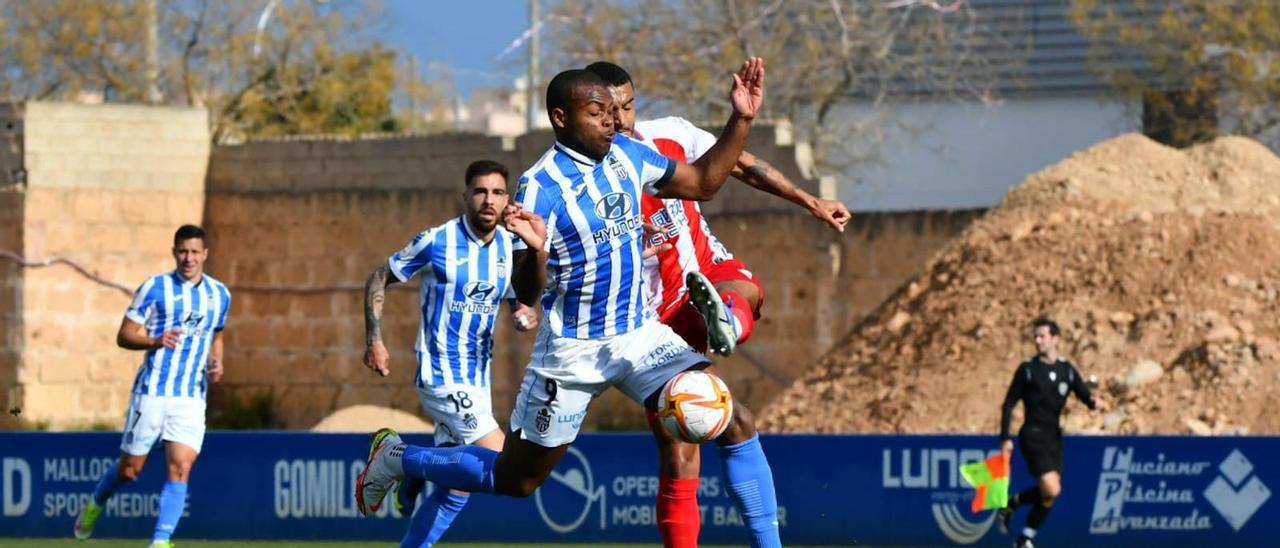 Vinicius intenta controlar el balón en el partido ante el Algeciras.