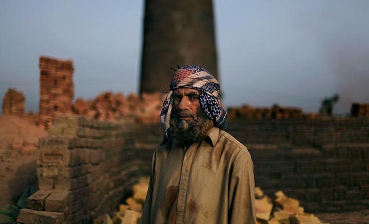 El pakistanès Abduliabbar Gul, de 55 anys, descansa aquest dilluns durant la seva jornada de treball en una fàbrica de totxos situada als afores d’Islamabad, la capital del Pakistan.