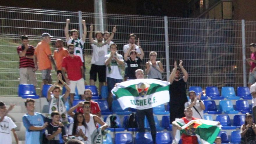 Aficionados del Elche, ayer en Badalona