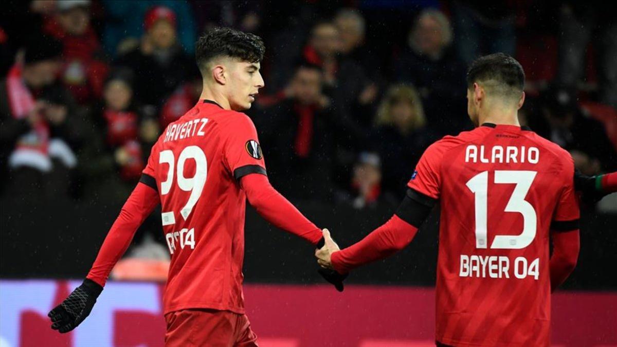 Alario y Havertz tras la jugada del primer gol del Bayer