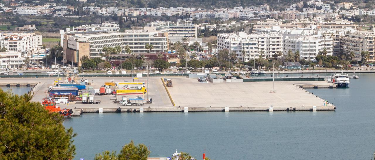 Vista del paseo marítimo con el Ibiza Gran Hotel a la izquierda.