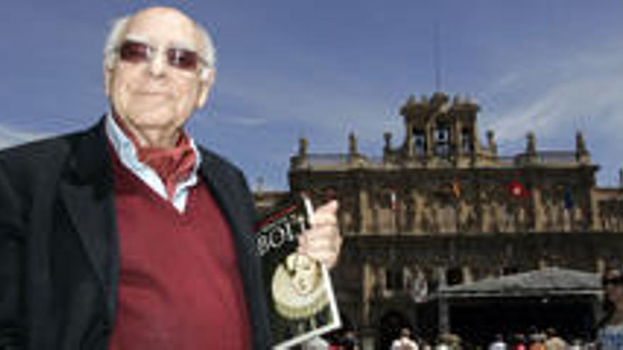 El escritor Manuel Fernández Álvarez en la Feria del Libro de Salamanca