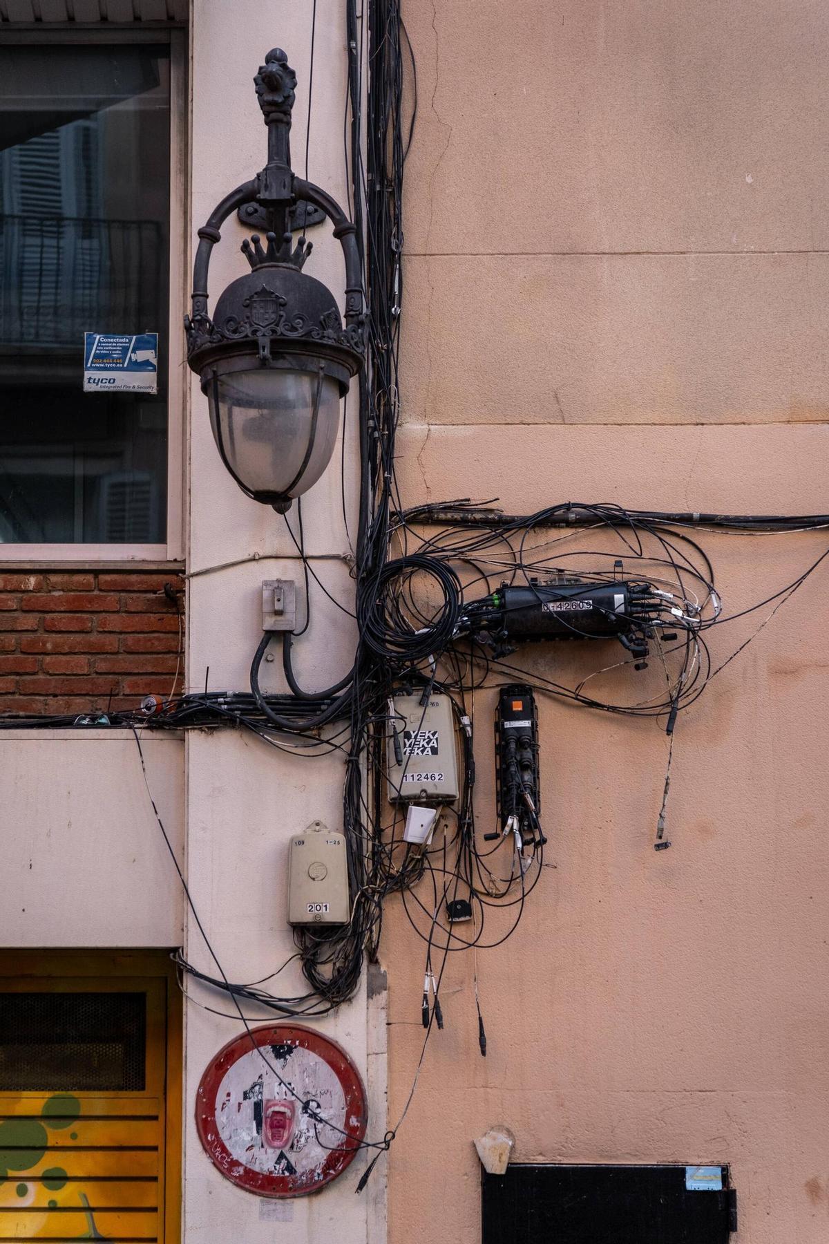 Barcelona trata de poner fin a las marañas de cables en las fachadas