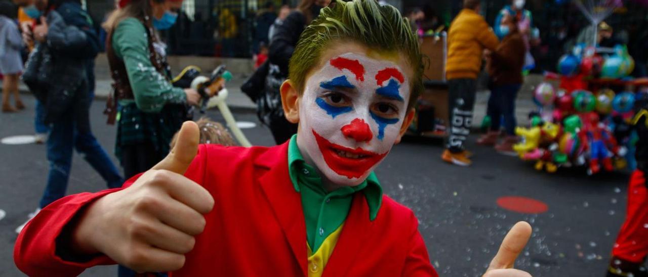 Un niño disfrazado en la fiesta infantil del año pasado en la Praza da Peixería.