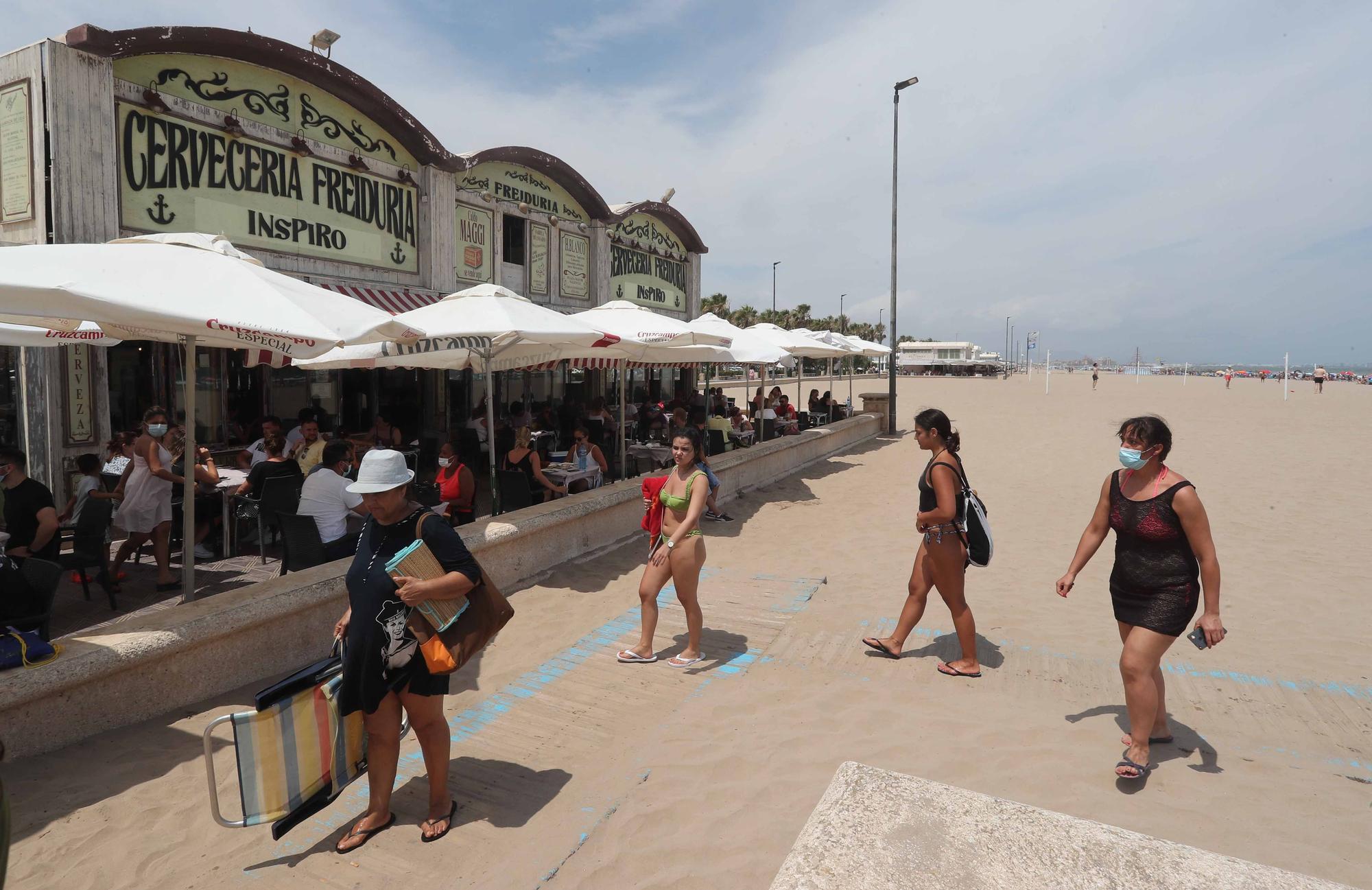 La playa y las terrazas, de nuevo, llenas