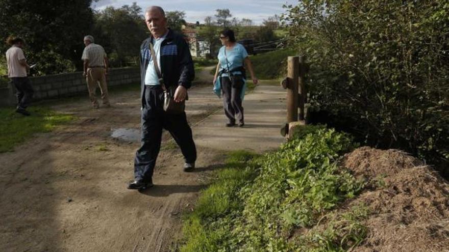 José Manuel Pérez, a la izquierda, en la ruta del agua, en las inmediaciones del lugar elegido para hacer las piscinas.