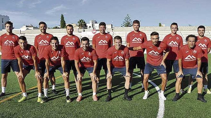 Los jugadores del Manacor forman en su primer entrenamiento este pasado lunes.