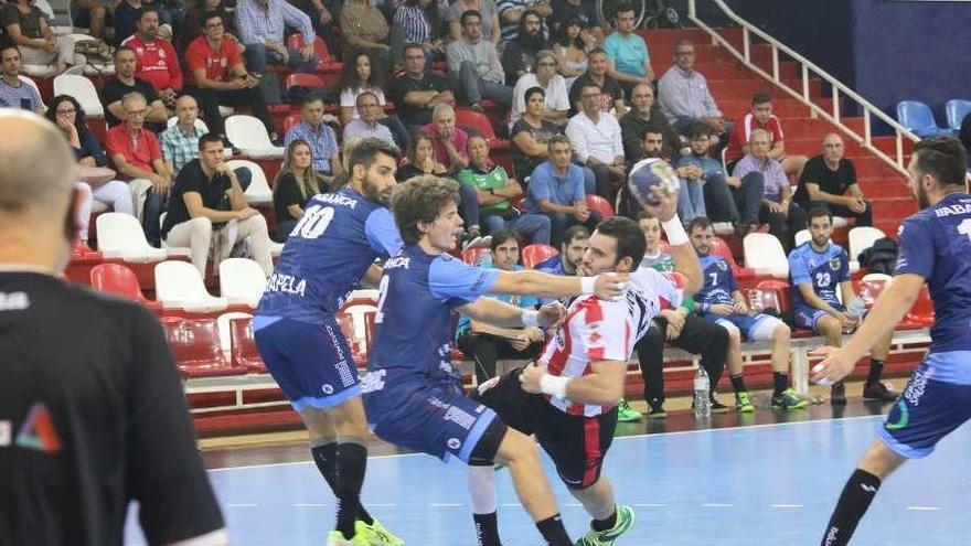 Filip Vujovic agarra a un rival en el duelo de Copa ante el Puerto Sagunto. // Pepa Conesa/Puerto Sagunto