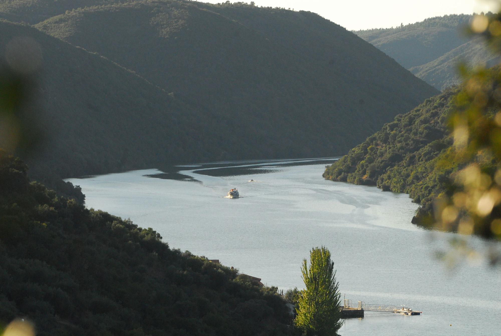 Barco de turistas en el río Tajo cerca de Cedillo.