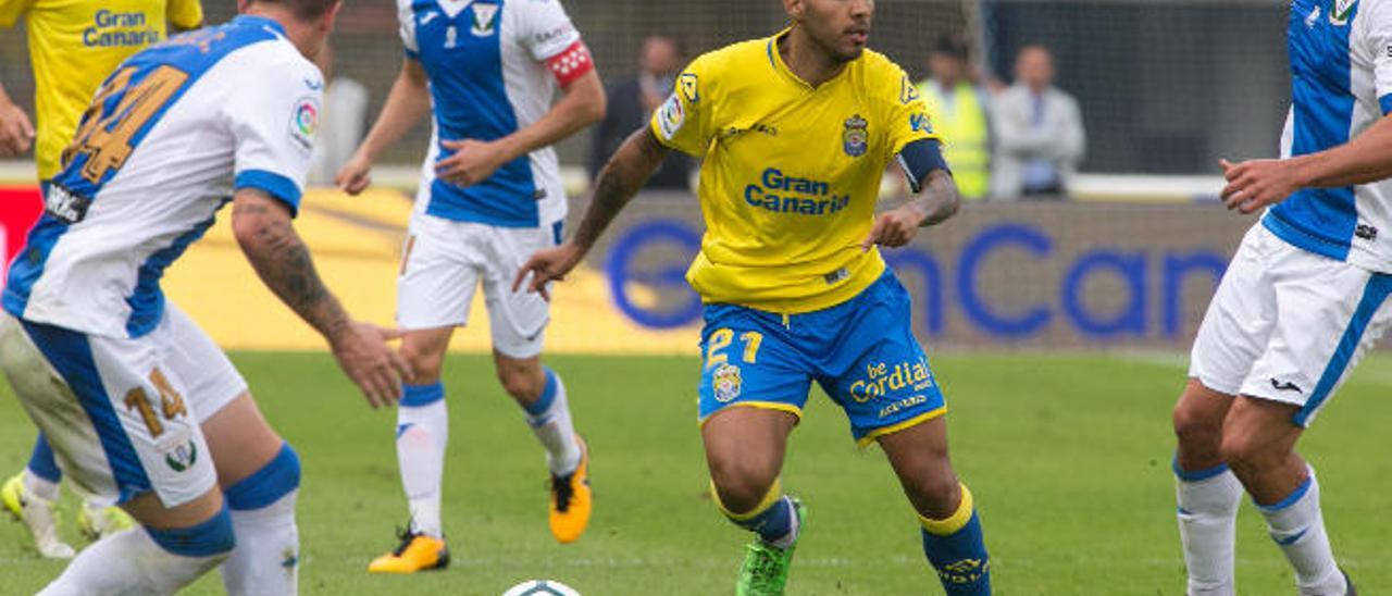 Jonathan Viera, mediapunta de la UD Las Palmas, rodeado de rivales durante el partido frente al Leganés.