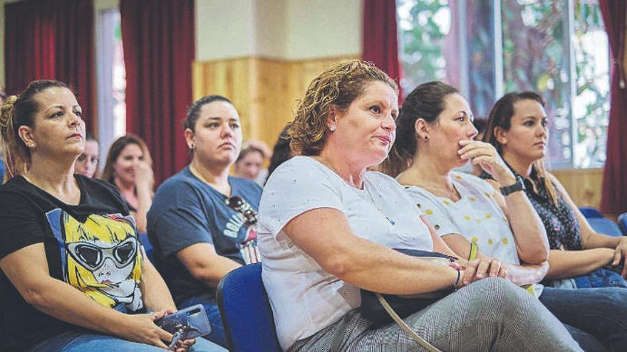 Un grupo de trabajadoras del sector durante el inicio del encuentro de CCOO.