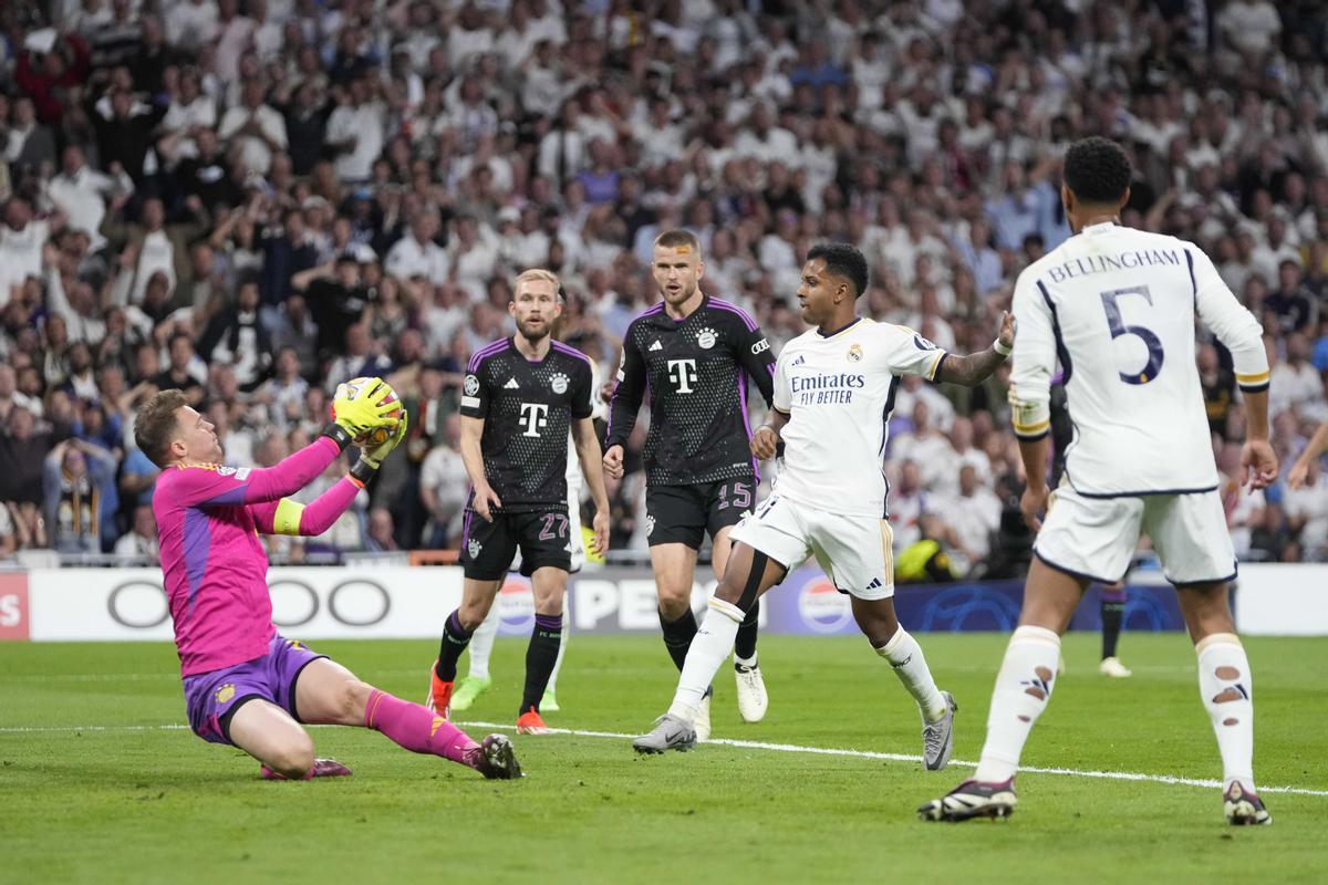 Manuel Neuer detiene un disparo de Rodrygo, en el partido entre el Real Madrid y el Bayern. 